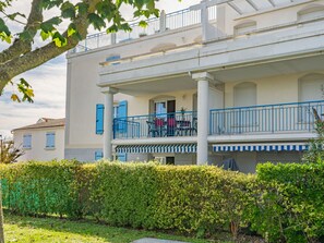 Plant, Property, Window, Building, Porch, Architecture, Vegetation, Tree, Grass, Residential Area