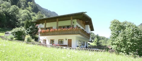 Außenseite Ferienhaus [Sommer]