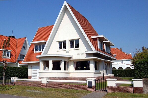 Außenseite Ferienhaus [Sommer]