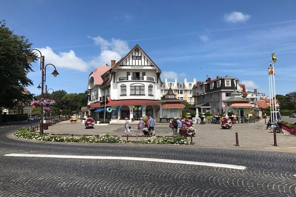 Immediate Surroundings [summer] (&lt;1 km)