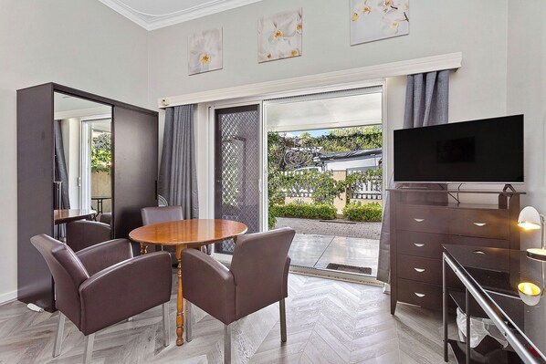 Unwind in this cozy and comfortable bed and a peaceful ambiance.