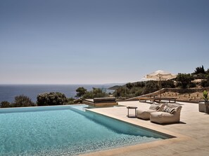 Iconic pool settings, with ample space for all. 