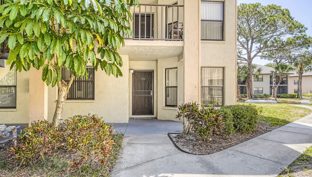 BRIGHT, BEAUTIFULLY UPGRADED FIRST FLOOR END-UNIT AT SHOREWALK