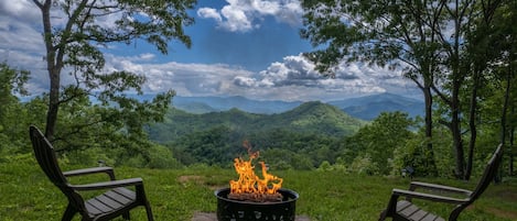 Fire Pit - Fire pit with a beautiful mountain view