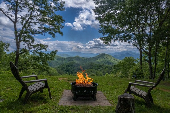 Fire Pit - Fire pit with a beautiful mountain view