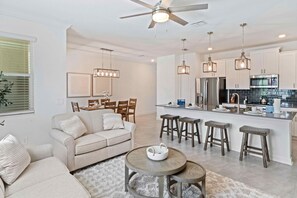 Open plan townhouse in Kissimmee Florida - Seamlessly connection between dining area, kitchen and the living area - Plush and comfortable seating arrangements - Stylish, contemporary furnishings enhancing the aesthetic