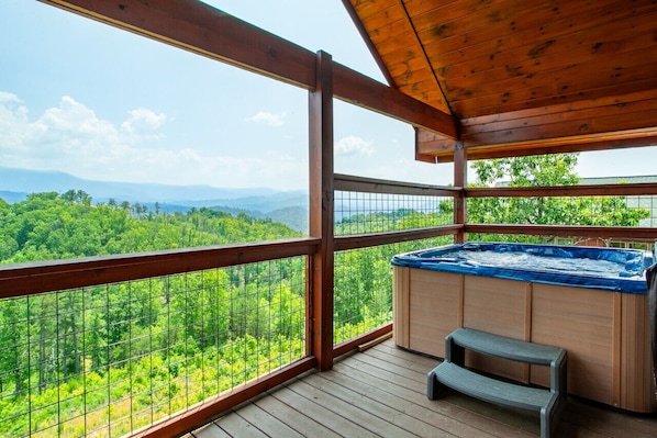 Outdoor spa tub