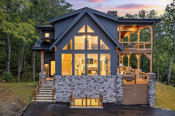 Modern luxurious mountain cabin- built by Exclusive Cabins
