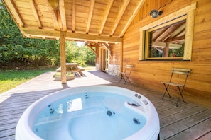 Outdoor spa tub