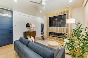 Living Room | Free WiFi | Smart TV | Electric Fireplace | Sleeper Sofa