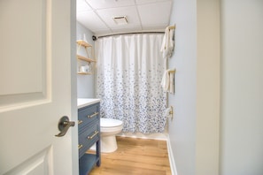 Atlantic Towers 611-print-017-014-Bathroom-4200x2804-300dpi