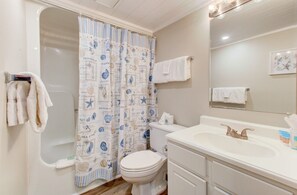 Atlantic Towers 1010-print-016-019-Bathroom-2048x1343-300dpi