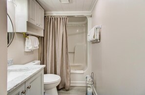 Atlantic Towers 411-large-020-020-Bathroom-1500x986-72dpi