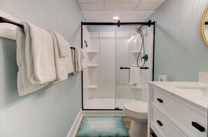 Atlantic Towers 304-print-018-041-Bathroom-4200x2760-300dpi