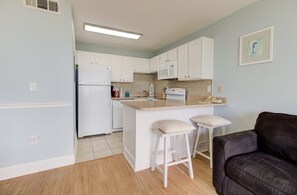 Atlantic Towers 101-print-009-009-KitchenBreakfast Bar-4200x2761-300dpi