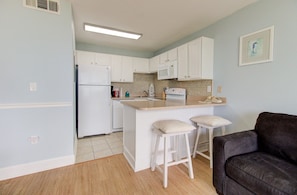 Atlantic Towers 101-print-009-009-KitchenBreakfast Bar-4200x2761-300dpi