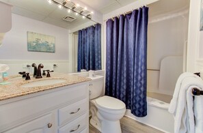 Atlantic Towers 1014-print-020-019-Bathroom 2-4200x2760-300dpi