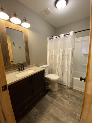Full Bathroom w/Shower &amp; Tub