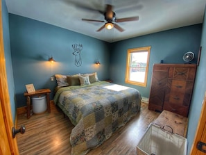 King sized bedroom w/wardrobe