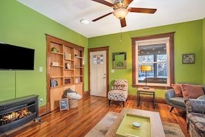 Spacious living room with sofa, chairs, coffee table and TV!