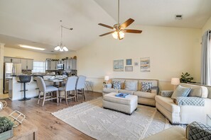 Living Room | Queen Sleeper Sofa | Free WiFi | Smart TV | Central A/C