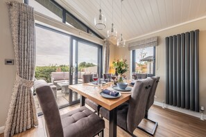 Twelve Burnham Lodge, Burnham Market: Sliding doors open to the patio