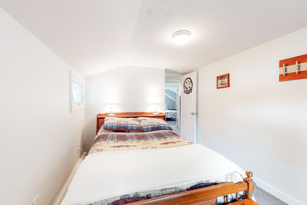 Lakefront, dog-friendly home with 3 docks & 2 boats – sleeps extra in summer