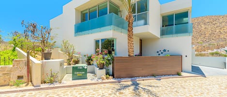 Beautiful modern architecture located only 5 house from the beach in Pedregal!