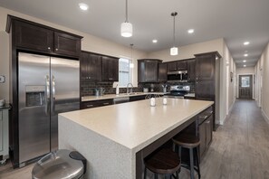 Cook to your heart's content in the modern and well equipped kitchen.