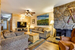 Living Room | Fireplace | Smart TV w/ Cable | Free WiFi
