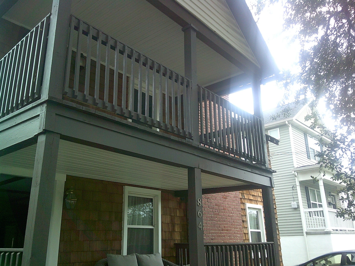 The Bay and Sea out your front door! Steps from the Chesapeake Bay and ocean.