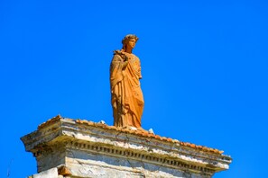 Statue in Gaios