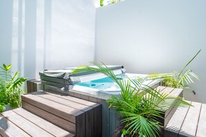 Outdoor spa tub