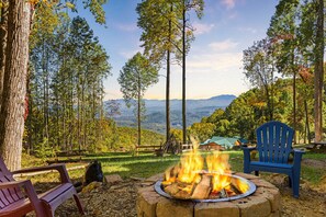 This cabin offers the best views of the Smoky Mountains and a gigantic outdoor space, perfect for fun and relaxation.
