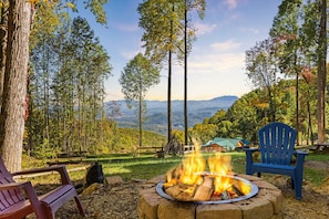 This cabin offers the best views of the Smoky Mountains and a gigantic outdoor space, perfect for fun and relaxation.