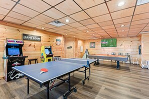 Fun has no limits in this cabin’s game room, featuring classic arcade games, a pool table, ping pong, and a theater perfect for unforgettable evenings together.