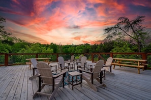 Gather your crew on this expansive deck, with breathtaking mountain views—perfect for hosting events like celebrations, team-building activities, or even a dream wedding.