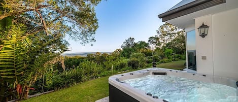 Bañera de hidromasaje al aire libre