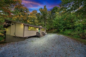 This charming retreat offers you an unforgettable mountain experience, blending the warmth of home with the excitement of outdoor activities.