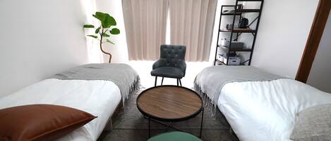 Living & Bed room
・Table
・Chair×2
・Bed(single)×2