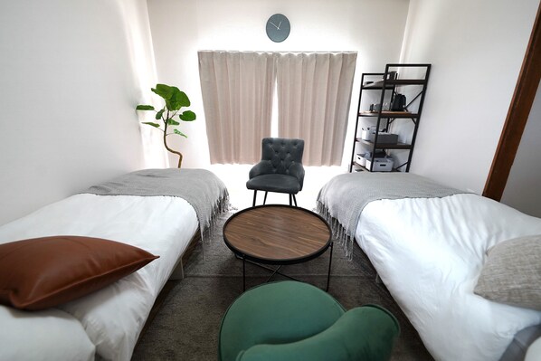 Living & Bed room
・Table
・Chair×2
・Bed(single)×2