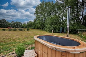 Outdoor spa tub