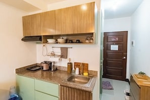 Kitchen with complete utensils and appliances (Rice cooker, induction, electric kettle, microwave)