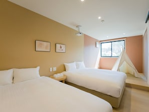 [Family room 104, 106] Spacious bedroom with 2 double beds and tatami space