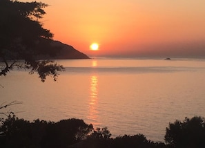 A l'heure de l'apéro, Côté Sud du Golfe de Lava, vu de la maison