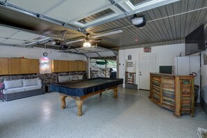 Open concept Game room Pool Table