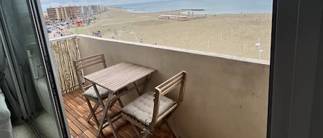 balcon avec vue mer pour un apéro ou un petit déjeuner avec le levé du soleil !