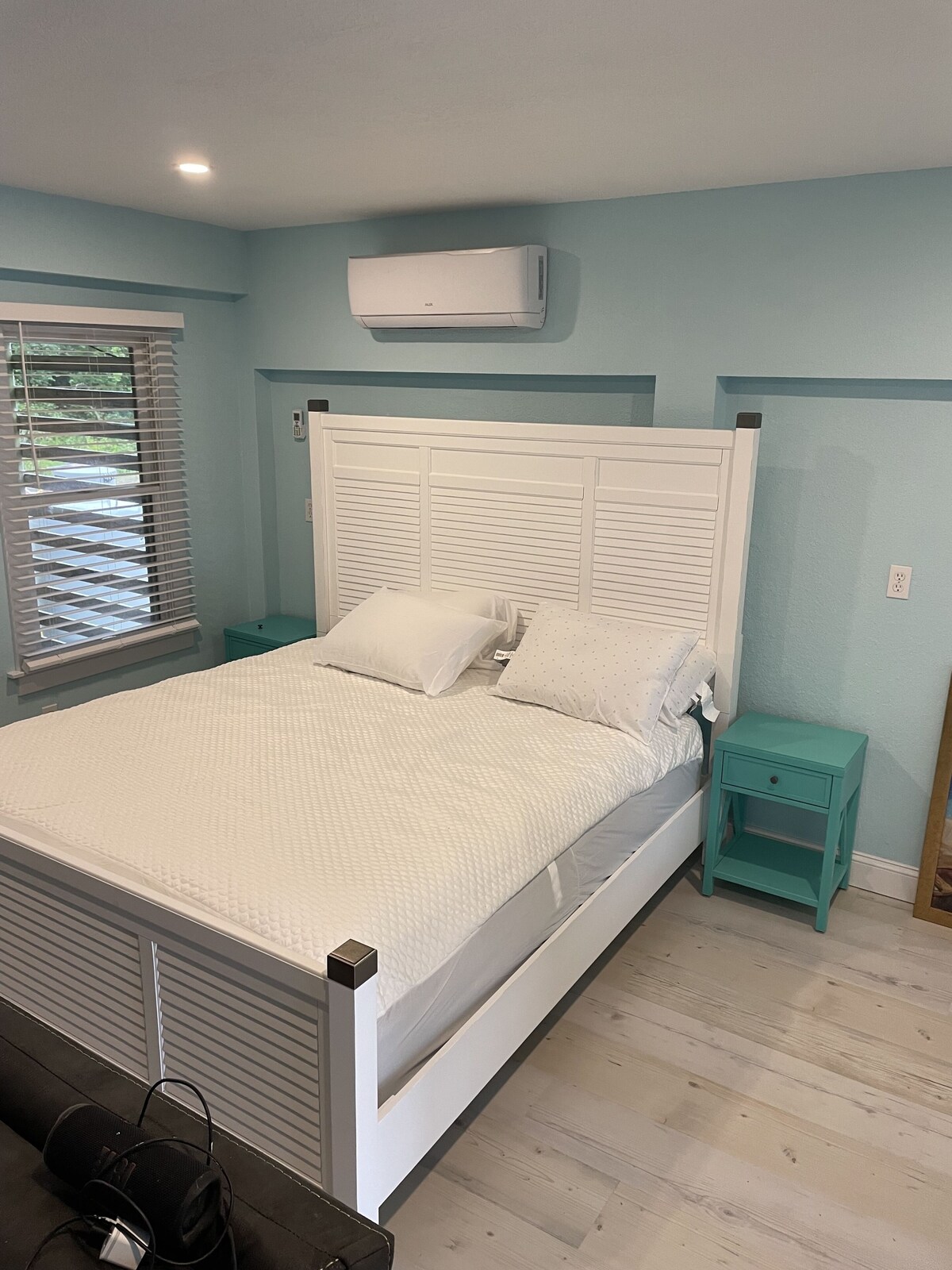 Private modern beach apartment- 5 min walk to beach and pools.