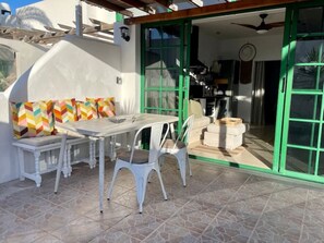 Casa MaRaHoBa Terrasse mit Ess- und Liegebereich