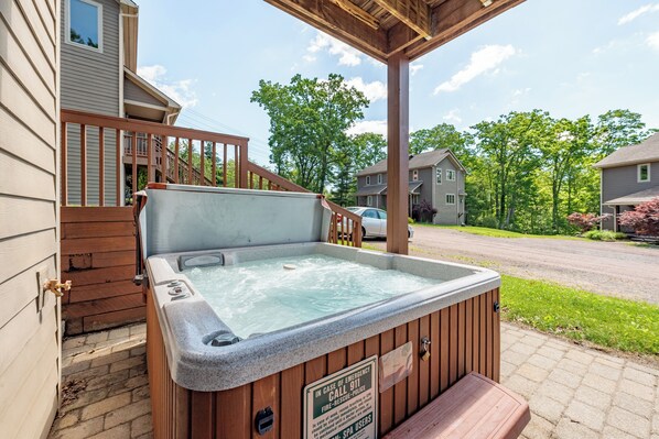 Outdoor spa tub